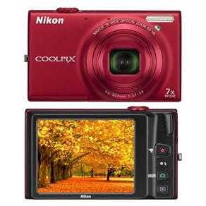 Câmera Digital Nikon Coolpix S6100 Vermelha c/ 16MP, LCD 3.0" Touch Screen, Zoom Óptico 7x, Detector de Faces/Sorrisos e Vídeos em HD (720p)