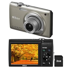 Câmera Digital Nikon Coolpix S2500 Prata c/ 12MP, LCD 2.7", Zoom Óptico 4x, Detector de Piscadas e Detector de Sorrisos + Cartão SD 2GB