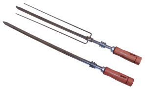 Já vem com 2 espetos simples e 1 triplo, além de bandeja coletora de gordura assador eletrico rotativo arke vitta smart 3 espeto simples triplo