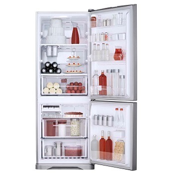 O refrigerador Electrolux DB52X Inox aberto refrigerador Electrolux DB52X Inox aberto