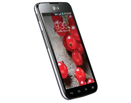O celular desbloqueado LG Optimus L7 II Dual P716 TIM inclinado celular desbloqueado LG Optimus L7 II Dual P716 TIM inclinado
