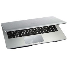 O notebook Asus N46VM V3081Q de frente notebook Asus N46VM V3081Q de frente