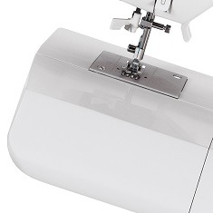 Close na máquina de costura Singer Doméstica Brilliance 6160 Branca máquina de costura Singer Doméstica Brilliance 6160 Branca close