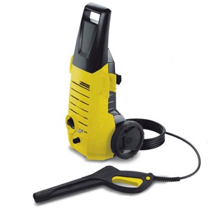 Alça e rodas largas facilitam o deslocamento Lavadora Alta Pressão Kärcher Rodas