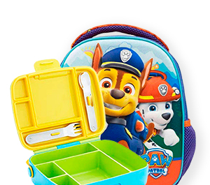 A imagem mostra um box azul e dentro tem uma lancheira do Mickey e outra do hotweels para ilustrar, abaixo tem um texto informando melhores lancheiras, com um link para a coleção lancheiras