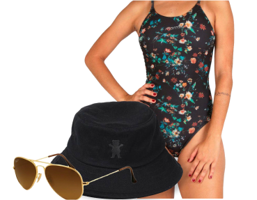 A imagem mostra um chapéu preto, um shorts lilás, um óculos escuro e uma bolsa rosa com um fundo azul, abaixo tem um fundo amarelo com o texto em azul informando Tô na Moda! Biquínis, Óculos de Sol, Bonés e mais!, linkando para a coleção de Moda