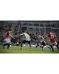 Disputa de pela bola no jogo FIFA 13, para PS3