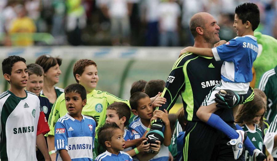 Marcos com as crianças do palmeiras 