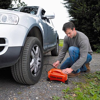 mini compressor automotivo Black&Decker ASI200 LA uso