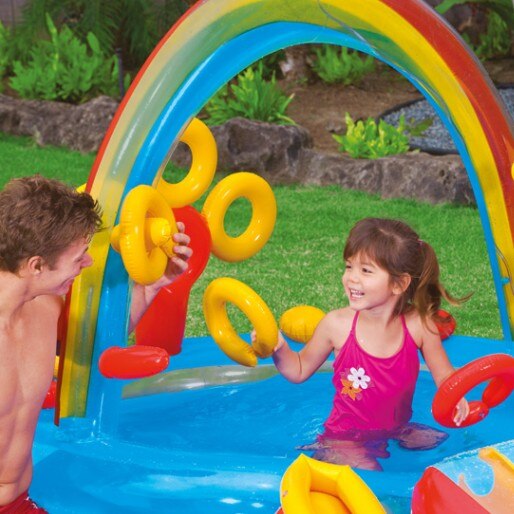 Uma piscina com escorregador