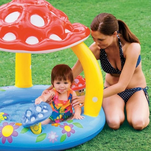 Uma piscina com cobertura