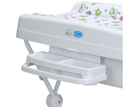 Praticidade e conforto no banho do seu bebê - A Burigotto Millenia oferece saboneteira com porta-toalhas e tampo trocador acolchoado