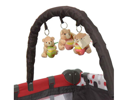 Diversão garantida para seu bebê - Berço traz barra de brinquedos e confortável colchão